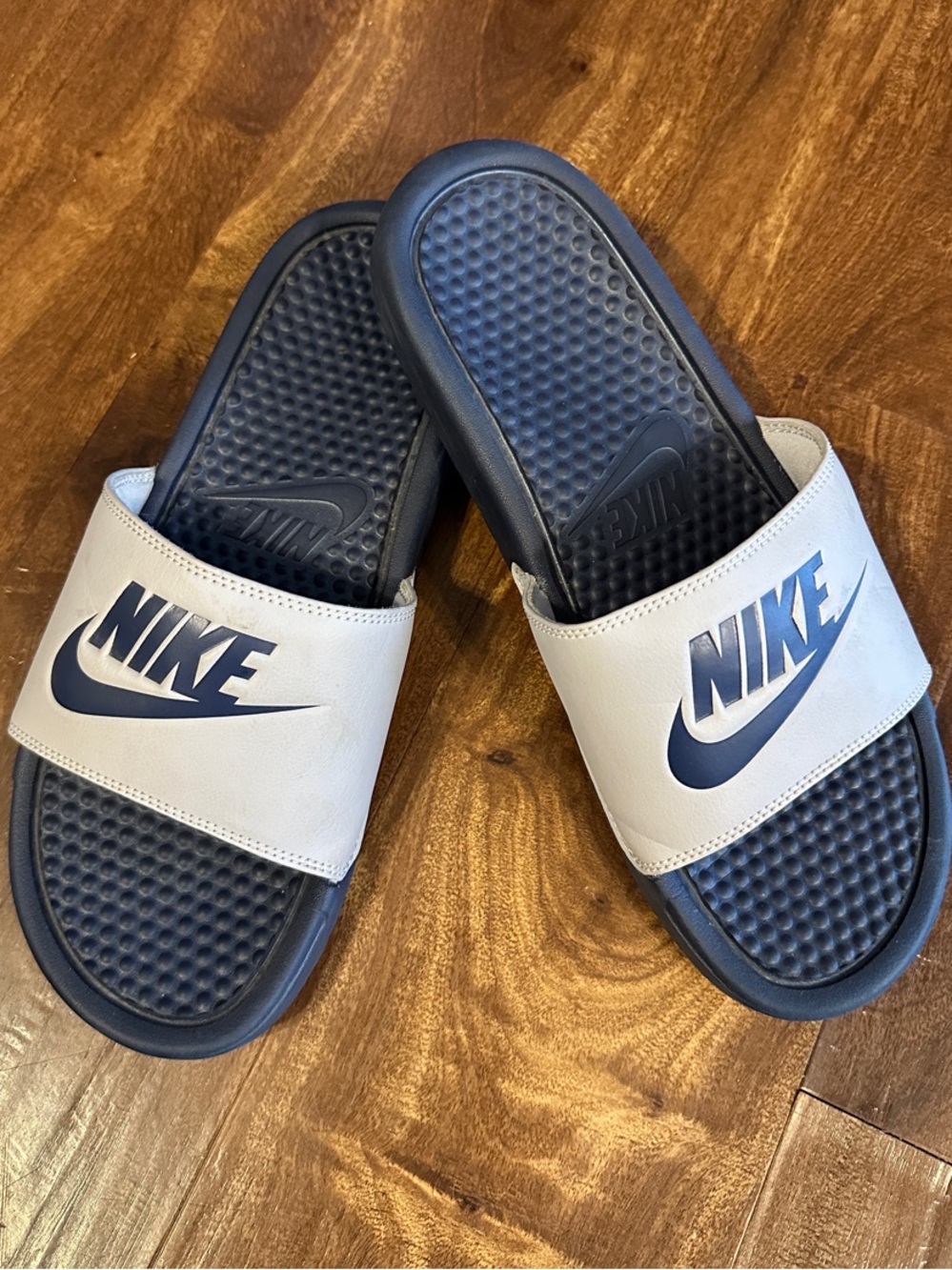 Mens NIKE size 9 slides